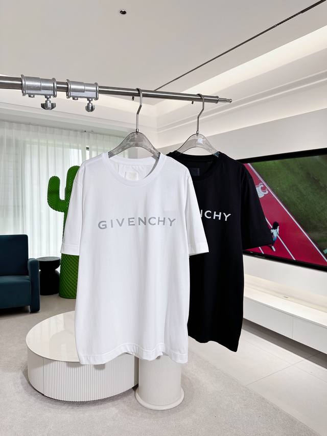 Gvc｜24Ss新款 反光字母t恤 码数s-M-L 男女同款 现货发售 短袖圆领t恤，Givench*Y Archety ，胸前饰以反光givenc H*Y A