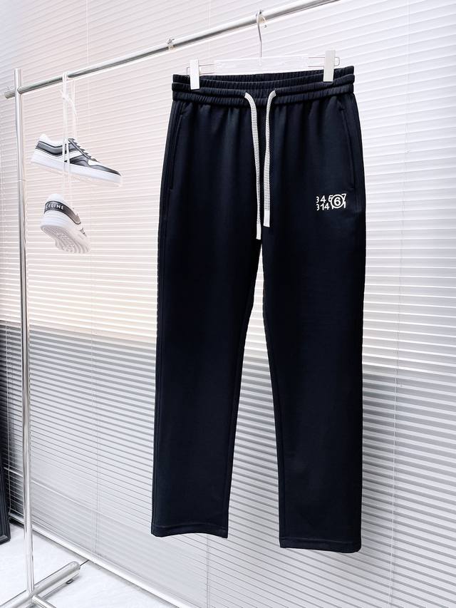 马吉拉 2024春夏新款休闲裤！官网同步发售。品牌经典logo休闲裤 ，定制面料，舒适度极好，手触感强烈。辨识度极高，完美品相工艺。 尺码：M-3Xl
