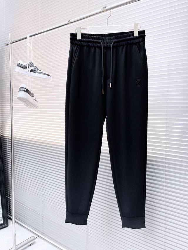杰尼亚 2024春夏新款休闲裤！官网同步发售。品牌经典logo休闲裤 ，定制面料，舒适度极好，手触感强烈。辨识度极高，完美品相工艺。 尺码：M-3Xl