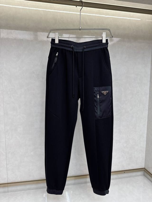 普拉达 2024春夏新款休闲裤！官网同步发售。品牌经典logo休闲裤，定制面料，舒适度极好，手触感： 烈。辦识度极高，完美品相工艺。尺码：M-3Xl