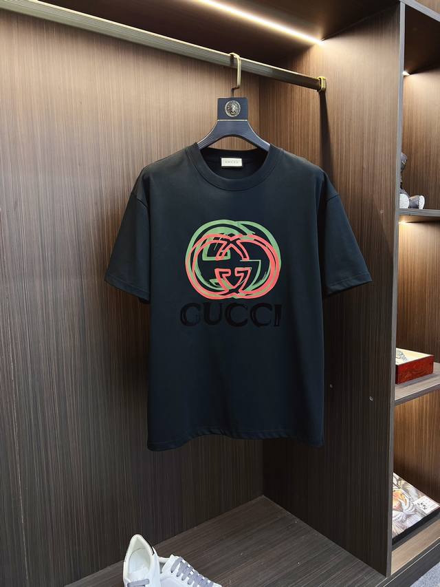 Gucci 古奇 2024夏季新品时尚经典圆领短袖时尚单品设计，更加时尚舒适，高标准定制，上身非常有型，胸前奢华品牌经典logo 图案 客供辅料，客供进口高档面