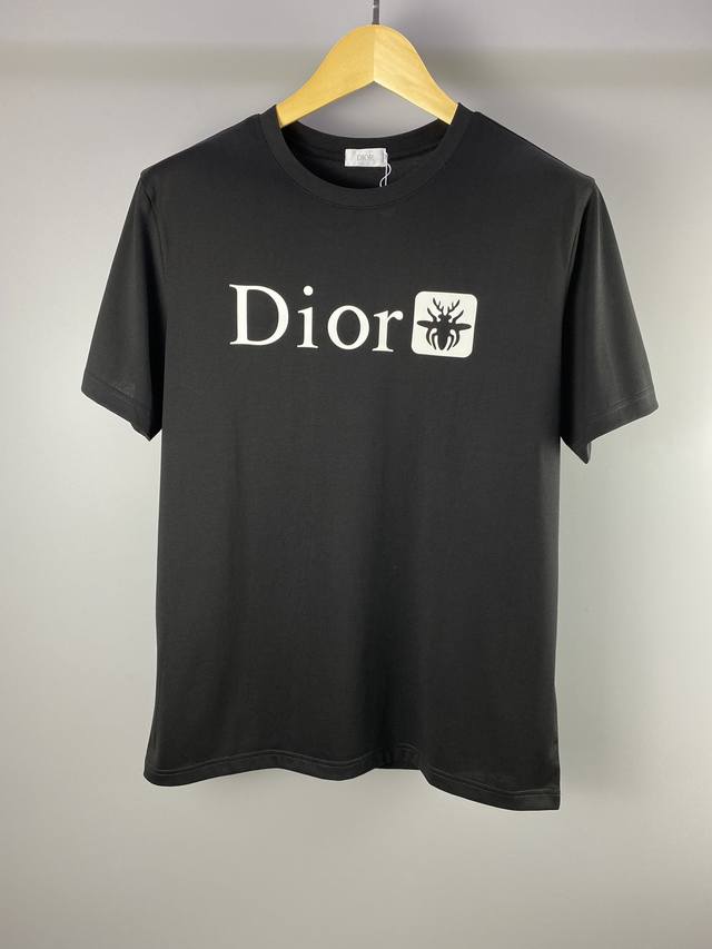 Dior2024Ss圆领短袖t恤客供进口面料，以天然植物纤维提炼出来，手感柔软，穿着舒适，完全不易有刺激皮肤，这样的面料吸湿性、透气性良好 图案立体精美，细节处