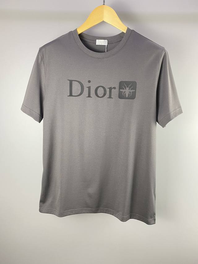 Dior2024Ss圆领短袖t恤客供进口面料，以天然植物纤维提炼出来，手感柔软，穿着舒适，完全不易有刺激皮肤，这样的面料吸湿性、透气性良好 图案立体精美，细节处