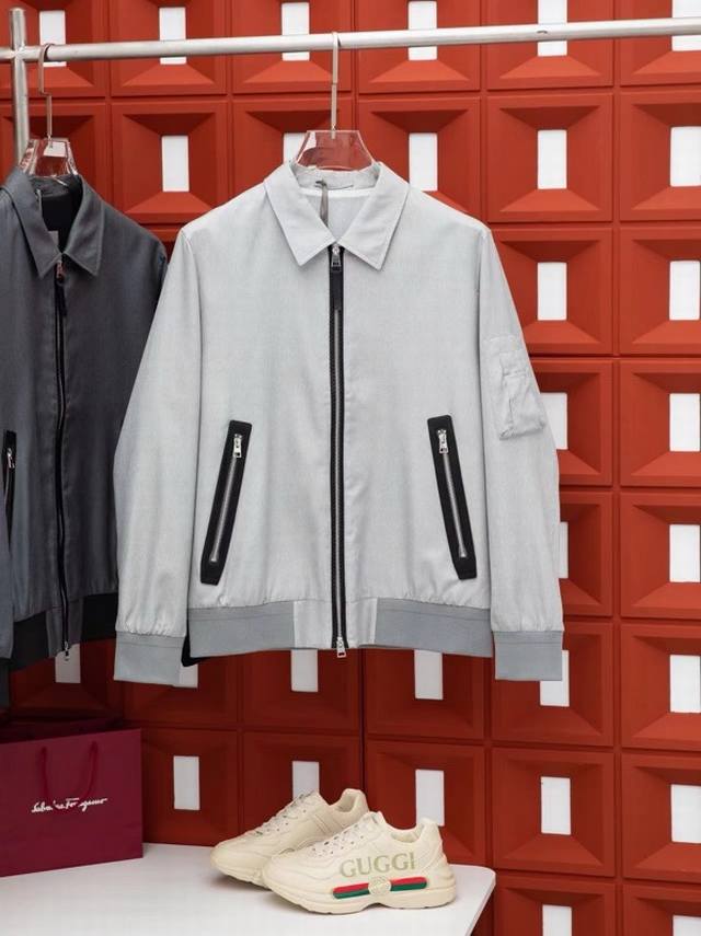 2024新款 Tomford夹克外套，原版一致的裁剪，穿搭随意切换风格～简单又时髦 ！高端定制复合布面料，手感比以往做的要柔软的多，舒适度高。原厂五金配件，加上