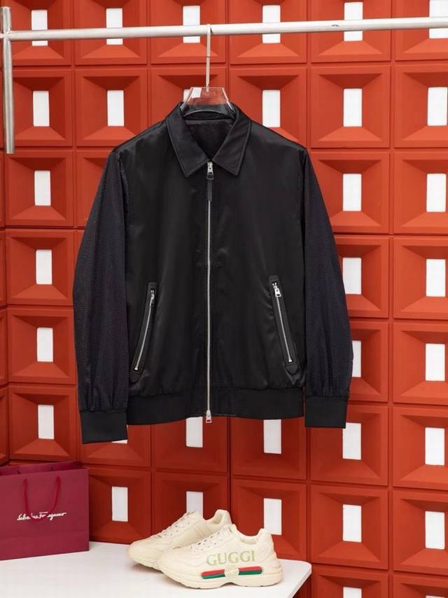 2024新款 Tomford夹克外套，原版一致的裁剪，穿搭随意切换风格～简单又时髦 ！高端定制复合布面料，手感比以往做的要柔软的多，舒适度高。原厂五金配件，加上