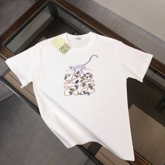 Loewe 罗意威 2024最新款短袖t恤，绝对的顶级爆款，胸前立体logo印花图案，图案立体精美，细节处处动人，非常独特的设计，大气，简约，基础，耐看，但又独