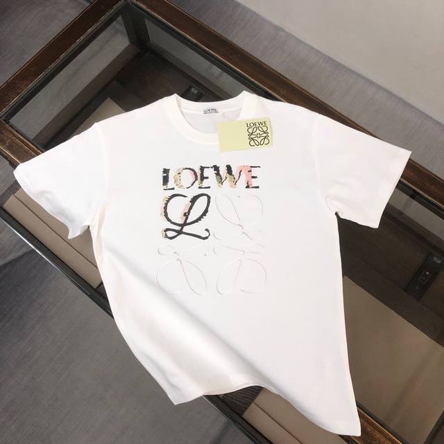 Loewe 罗意威 2024最新款短袖t恤，绝对的顶级爆款，胸前拼色字母呈现创意灵感与传统经典，图案立体精美，细节处处动人，非常独特的设计，大气，简约，基础，耐