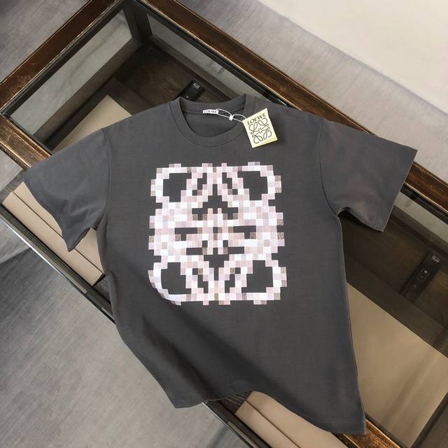 Loewe 罗意威 2024最新款棋盘格印花短袖t恤，绝对的顶级爆款，图案立体精美，细节处处动人，非常独特的设计，大气，简约，基础，耐看，但又独具风格，结合了一