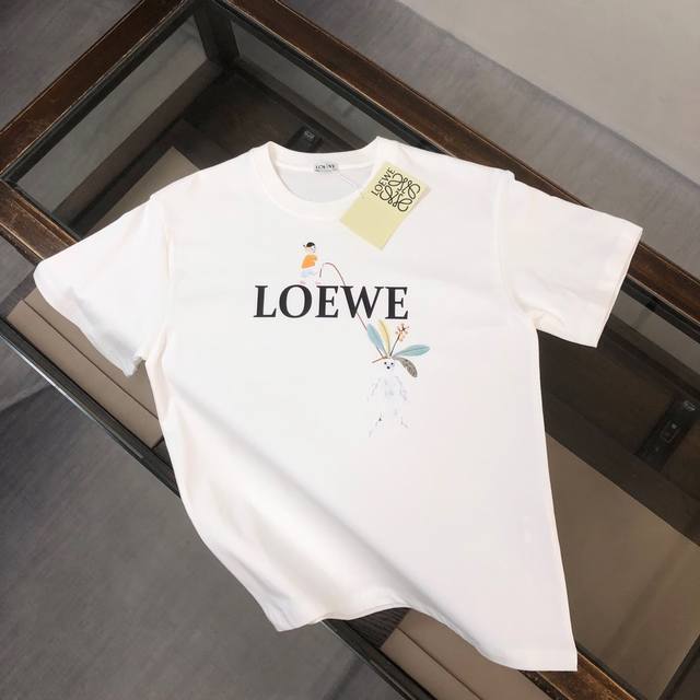 Loewe 罗意威 2024最新款短袖t恤，绝对的顶级爆款，胸前独特印花呈现创意灵感与传统经典，图案立体精美，细节处处动人，非常独特的设计，大气，简约，基础，耐