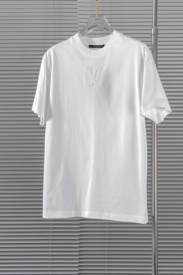 New# Lv 2024Ss圆领短袖t恤。客供进口100%棉面料，以天然植物纤维提炼出来，手感柔软，穿着舒适，完全不易有刺激皮肤，这样的面料吸湿性、透气性良好。