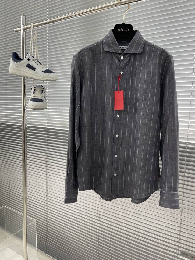 Kiton 是一个源自意大利的顶尖男装品牌，以高贵、优雅、精致为品牌主旨，以其独特的奢华风格、极高的品质和简洁的设计著称。 衬衫也是有多种款式风格可供选择，包括