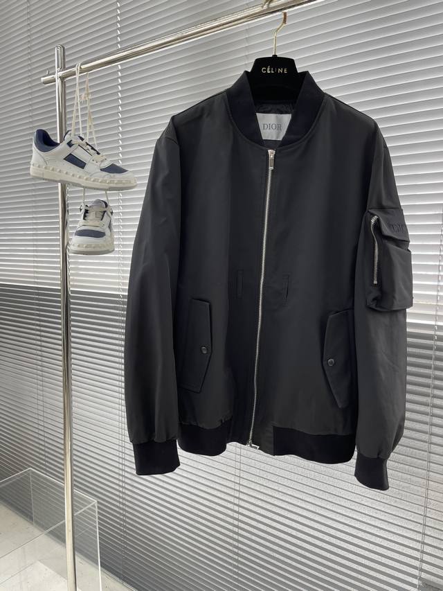 Dio 新款同步夹克外套。简单极致的版型剪裁是品牌的设计理念。绝对的极品，面料采用原版面料，订织螺纹。袖子口袋配以品牌logo，简单极致，车工精湛 颜色：黑色