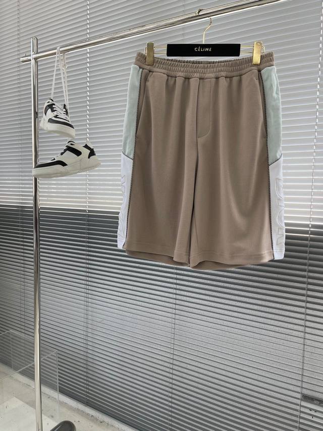 Dio 运动短裤 这款运动短裤是夏日衣橱里的经典单品。采用灰色混纺平纹针织面料精心制作，休闲剪裁，搭配舒适的弹力腰头。两侧饰以对比鲜明的dio Italic标志