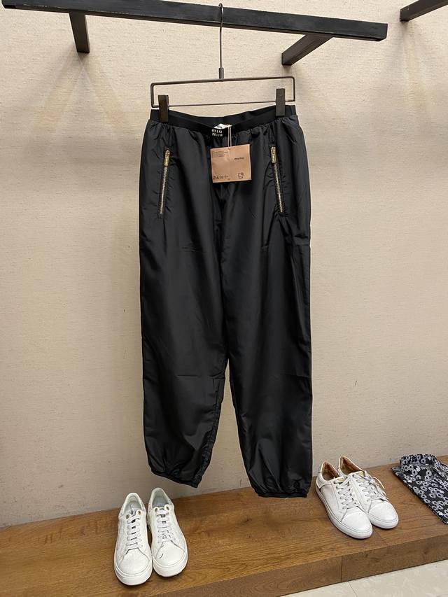 Miumiu 24Ss 科技尼龙慢跑裤，宽松版型！男生穿比女生穿更合适！Z 60购入制作！大货完全媲美原版！这款长裤选用高级尼龙面料 科技织物尼龙，非廉价版尼龙