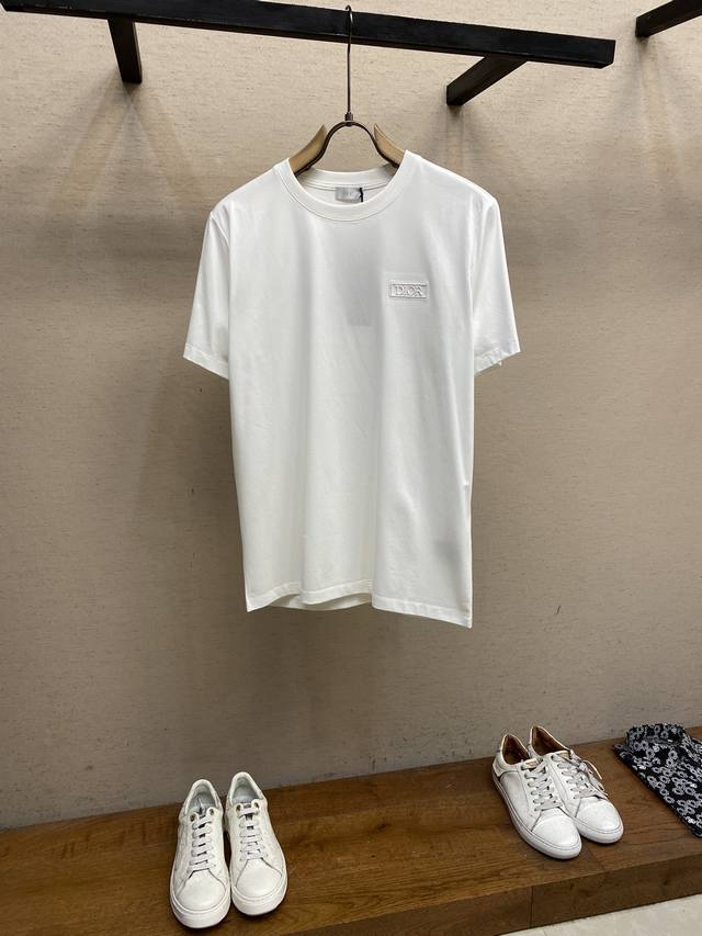Dior，新款短袖yyds 日常出门闭眼搭 定制丝光弹力棉面料短袖 衫t恤 魅力在于创造了简约奢华感的时尚,随意搭配感受英式风格独特气质. 宽松的版型展现出休闲