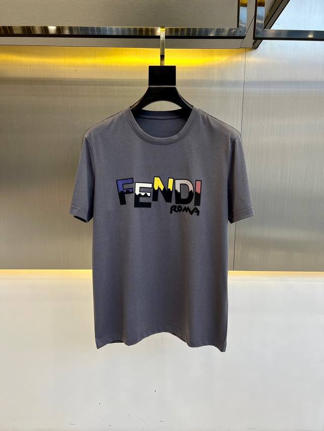 Fendi 芬迪、2024春夏男士新款经典logo印花圆领短袖t恤。进口丝光棉面料，面料手感丝滑柔软，透气亲肤性极佳，着身无比的舒适，整体质感相当之高！衣身胸前