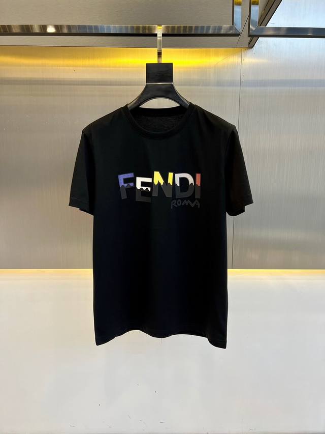 Fendi 芬迪、2024春夏男士新款经典logo印花圆领短袖t恤。进口丝光棉面料，面料手感丝滑柔软，透气亲肤性极佳，着身无比的舒适，整体质感相当之高！衣身胸前