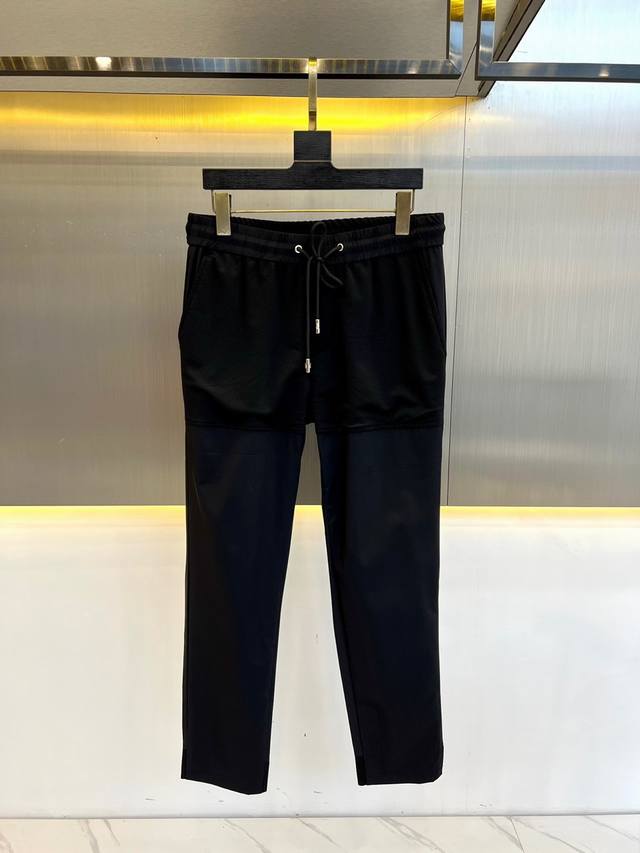普拉、 24最新发布男士休闲裤抽绳卫裤！多种轻薄材质拼接而成，极致舒适和快速排汗是备受青睐的重点，提升穿着舒适度，适合有氧运动和越野跑条件下穿着，此款是一件适用