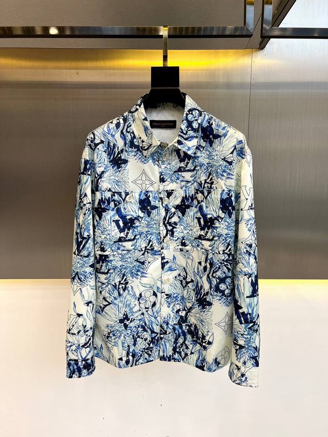 Louis Vuitton 路易威登 男士印花棉质夹克式衬衫，男士印花 本款衬衫式夹克以轻盈棉质帆布剪裁工 装廓形，令monogram Aquagarden印花