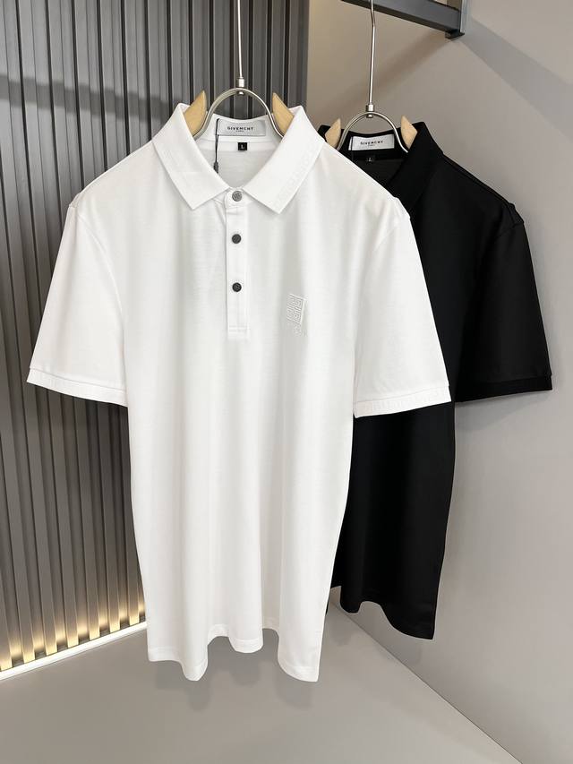 Givenc*Y纪*希 2024春夏最新经典logo刺绣翻领 衫。如果你是他家的粉丝，这款是衣橱必备的。格外醒目。传统款型，简约而时尚，超级百搭，单穿或者外搭衬