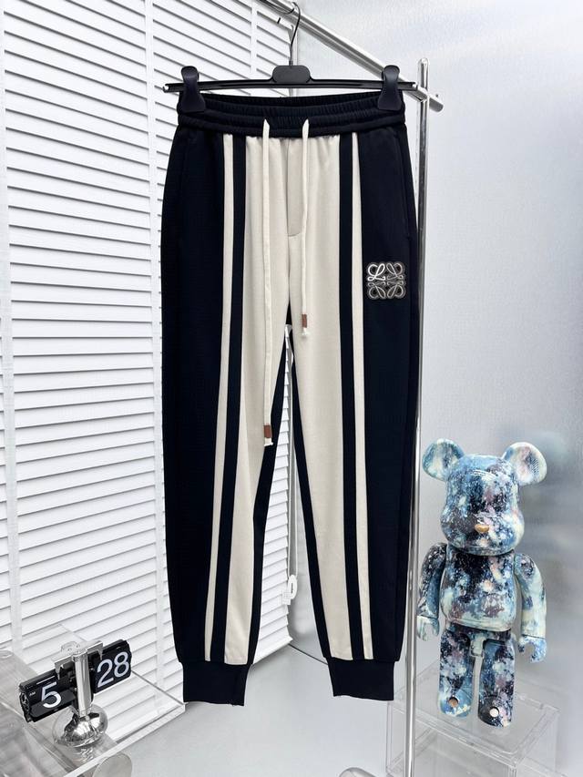 罗意威 2024春季新款官网同步发售。品牌经典logo休闲裤 ，定制面料，舒适度极好，手触感强烈。辨识度极高，完美品相工艺。 上身超漂亮 M-3Xl