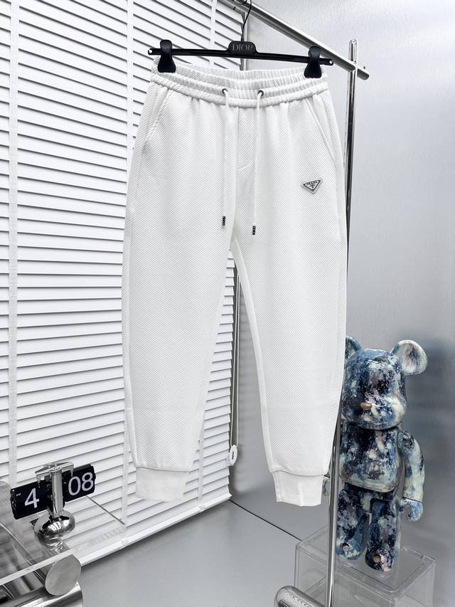 普拉达 2024春季新款官网同步发售。品牌经典logo休闲裤 ，定制面料，舒适度极好，手触感强烈。辨识度极高，完美品相工艺。 上身超漂亮 M-3Xl