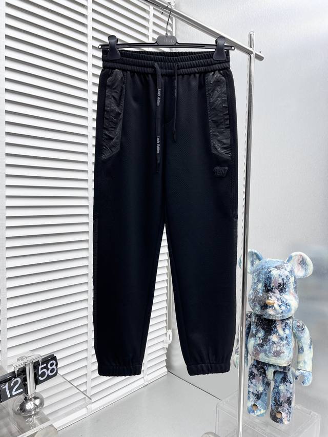 Lv* 2024Ss春季新款休闲裤！官网同步发售。品牌经典logo休闲裤 ，定制面料，舒适度极好，手触感强烈。辨识度极高，完美品相工艺。 尺码：M-3Xl