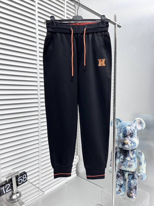 Hermes* 2024Ss春季新款休闲裤！官网同步发售。品牌经典logo休闲裤 ，定制面料，舒适度极好，手触感强烈。辨识度极高，完美品相工艺。 尺码：M-3X