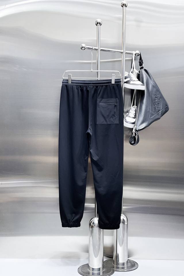芬迪 2024春夏新款休闲裤！官网同步发售。品牌经典logo休闲裤 ，定制面料，舒适度极好，手触感强烈。辨识度极高，完美品相工艺。 尺码：M-3Xl