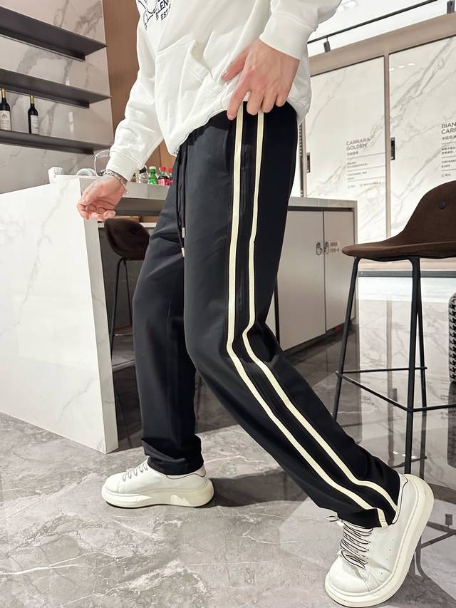 古奇 2024春夏新款休闲裤！官网同步发售。品牌经典logo休闲裤 ，定制面料，舒适度极好，手触感强烈。辨识度极高，完美品相工艺。 尺码：M-3Xl