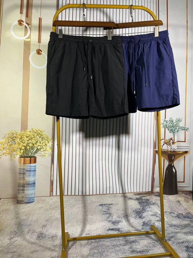 Moncler2024夏季最新款，专柜同步有售，时尚休闲短裤，上身很有特点！吸睛而有亮点，进口原版面料，简单而不失时尚，顶级印花工艺图案logo，原版五金辅料装
