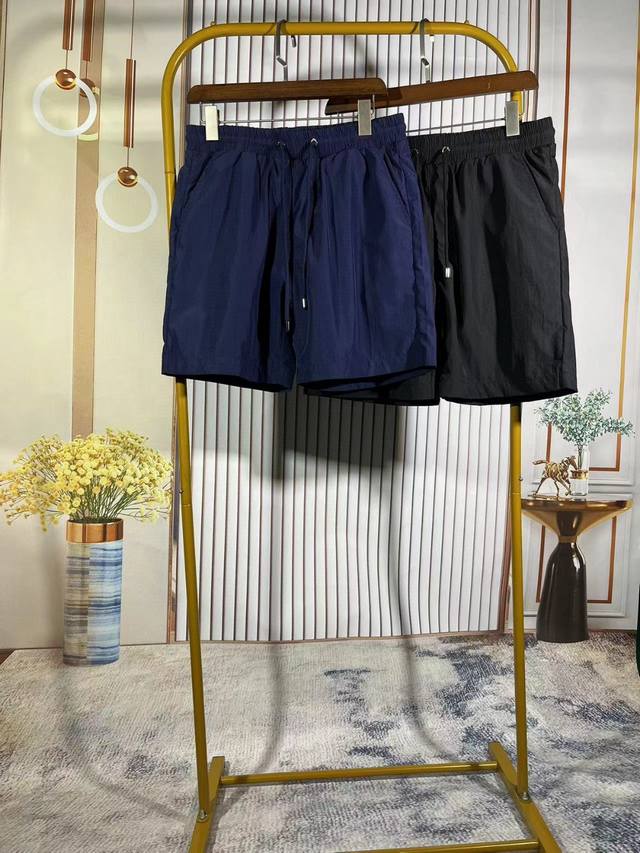 Moncler2024夏季最新款，专柜同步有售，时尚休闲短裤，上身很有特点！吸睛而有亮点，进口原版面料，简单而不失时尚，顶级印花工艺图案logo，原版五金辅料装
