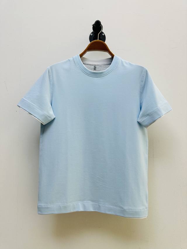 Bc-Brunello Cucinelli双领t恤、代工厂出品。 96 ％棉 4 ％弹性纤维 质地细腻柔软、有弹性更舒适。 简约圆领、双色嵌边、搭配出层次感、营