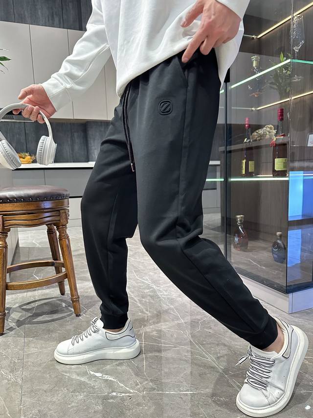 杰尼亚 2024春夏新款休闲裤！官网同步发售。品牌经典logo休闲裤 ，定制面料，舒适度极好，手触感强烈。辨识度极高，完美品相工艺。 尺码：M-3Xl