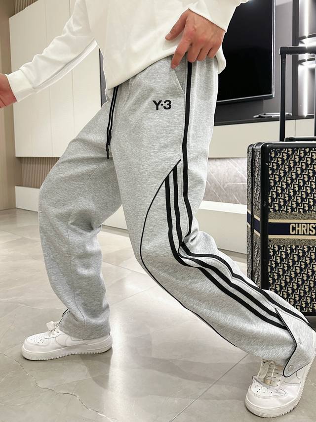 Y3 2024春季新款休闲裤！官网同步发售。品牌经典logo休闲裤 ，定制面料，舒适度极好，手触感强烈。辨识度极高，完美品相工艺。 尺码：M-3Xl
