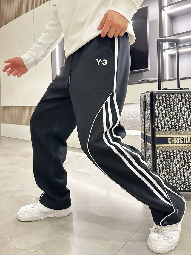 Y3 2024春季新款休闲裤！官网同步发售。品牌经典logo休闲裤 ，定制面料，舒适度极好，手触感强烈。辨识度极高，完美品相工艺。 尺码：M-3Xl