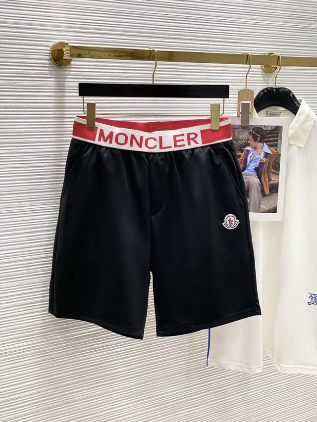 Moncler，2024夏季新品短裤 专柜同步有售 时尚休闲裤 ，进口原版面料，上身舒适透气，顶级工艺图案，腰围工艺螺纹围接，档次极高，版型超正，上身时尚有型！