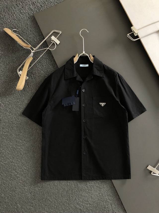 M-Xxxl合身版型 24新款黑色口袋款金属三角标融合字母衬衫外套，时尚潮男衬衫爆款今年春夏款火热上线，柜货级别，高端英伦商务休闲系列，顶级面料材质打造，百年经