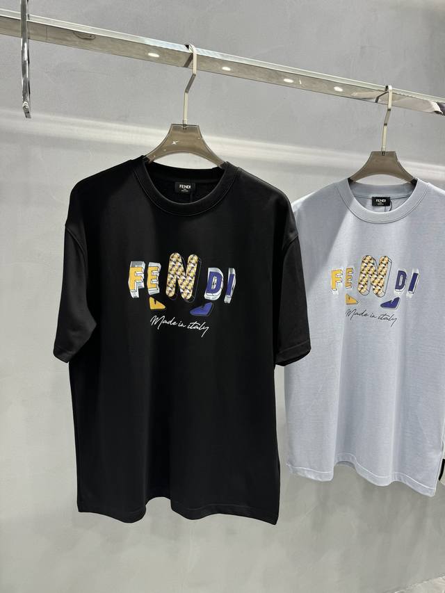 Fend*I芬-迪24Ss春夏情侣款t恤.品质一如既往！胸口品牌logo字母黄蓝色彩造型高级呈现！优选高克重280G全棉材质打造，面料软糯细腻亲肤，内里绵密轻柔