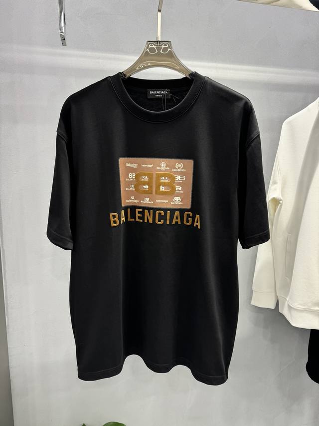 Balenciag*巴黎*新款t恤.I24S男女同款！胸前高清字母立体印花设计.Bb字母绒感层次分明.每个颜色搭配都是不同凡响！质感极好舒适又透气.让人过目难忘