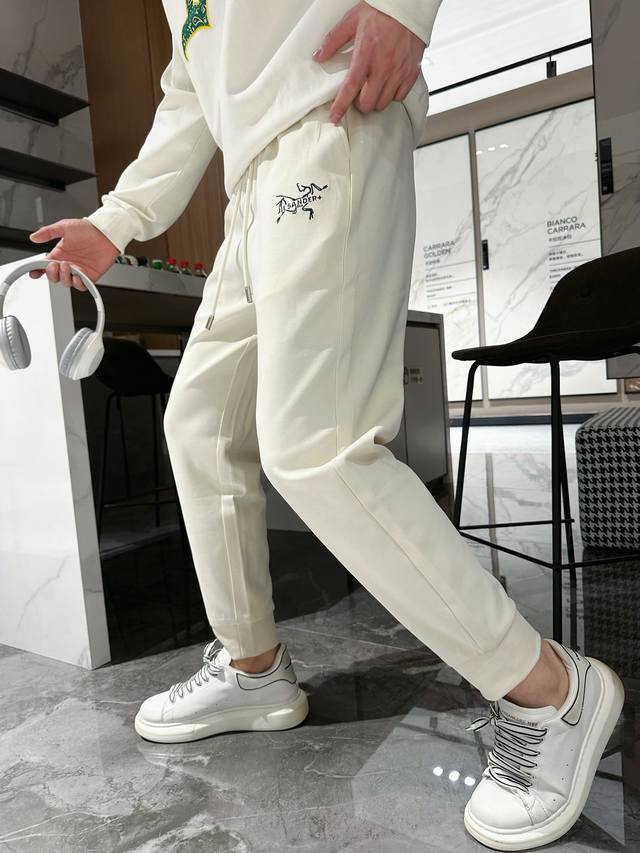 始祖鸟 2024春夏新款休闲裤！官网同步发售。品牌经典logo休闲裤 ，定制面料，舒适度极好，手触感强烈。辨识度极高，完美品相工艺。 尺码：M-3Xl