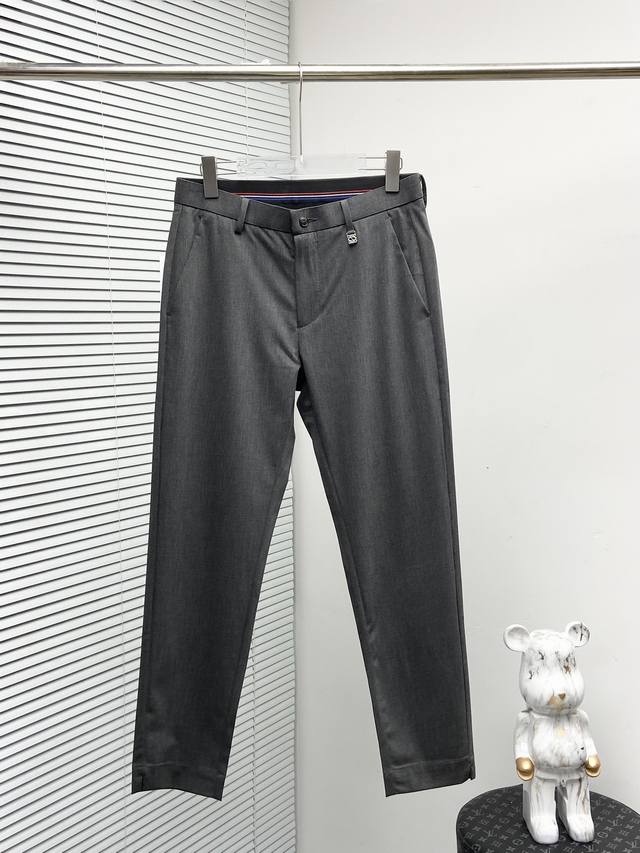 Loewe 2024早春新款休闲裤！官网同步发售。品牌经典logo休闲裤 ，定制面料，舒适度极好，手触感强烈。辨识度极高，完美品相工艺。 尺码：M-3Xl