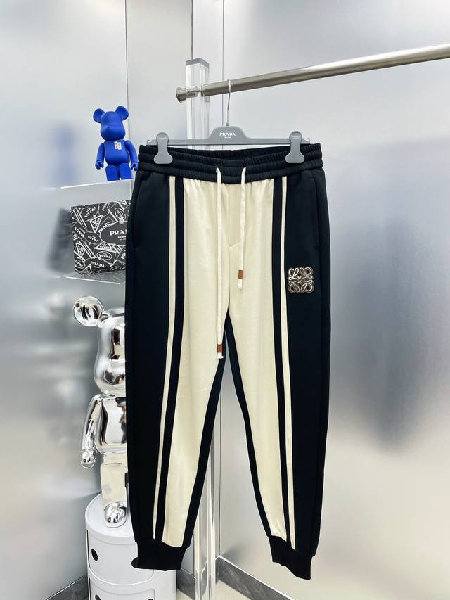 Loe 罗意威 2024早春新款品牌logo休闲裤 长裤 官网同步发售。品牌经典logo休闲裤 ，定制面料，舒适度极好，手触感强烈。辨识度极高，完美品相工艺。