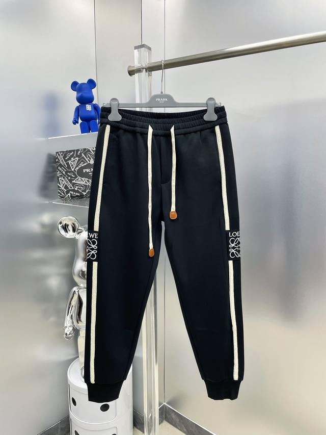 Loe 罗意威 2024早春新款品牌logo休闲裤 长裤 官网同步发售。品牌经典logo休闲裤 ，定制面料，舒适度极好，手触感强烈。辨识度极高，完美品相工艺。