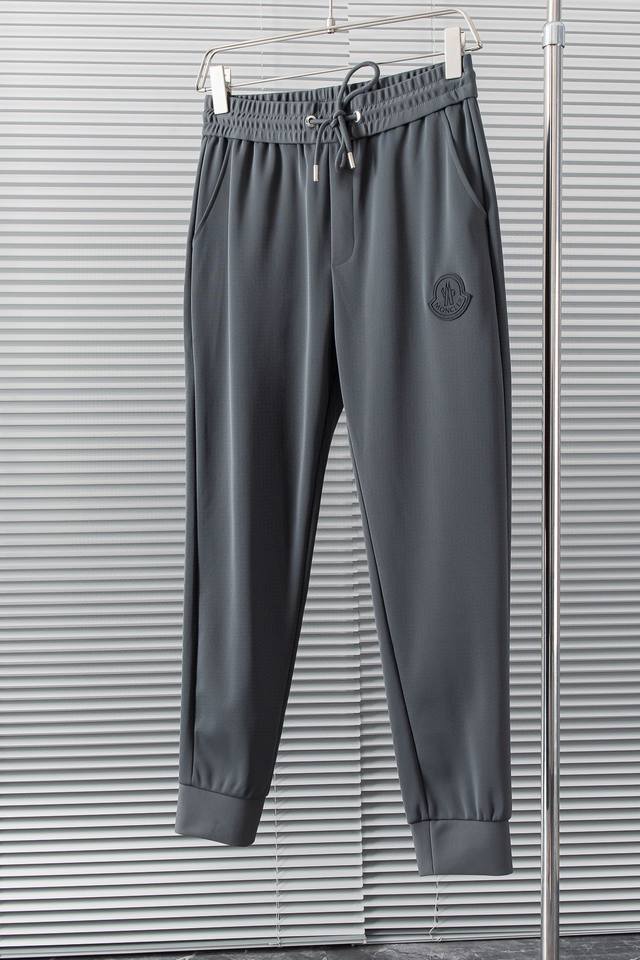 New# 蒙口 Moncler 2024Ss时尚最潮最具吸引力的休闲裤，难得一见，倾心巨现，实拍所见到实物保证都会被它的美貌征服！采用客供纯棉梭织面料，重工打造