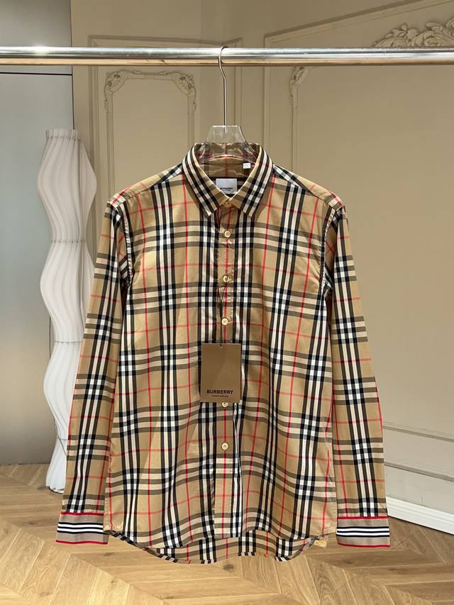 Burberry 巴宝莉 经典格纹男士专属标识织带衬衫 Vintage 撞色织带元素，非常惊艳~ 火遍时尚界的格纹元素不用多说了吧 可谓是时尚达人们人手一件的单