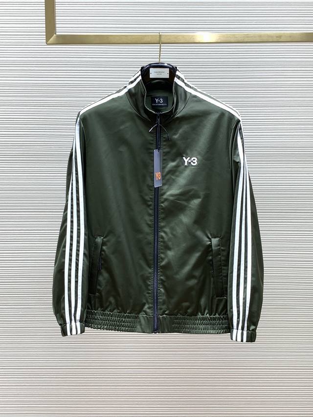 Y-3 山本耀司，2024春季最新品，专柜同步有售，原单狠货，时尚休闲立领外套，进口原版面料，舒适度极佳，经典y3字母logo，经典三条杠织带拼接，工艺精湛，档