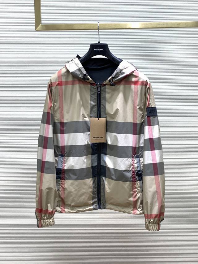 Burberry 巴宝莉，2024春季最新品，专柜同步有售，原单狠货，时尚休闲两面穿连帽外套，进口原版面料，上身舒适透气，顶级压胶工艺字母图案装饰logo，原版