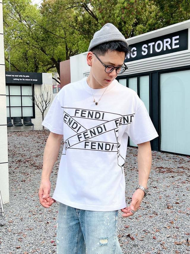 Fend* 最新最顶级版本胶带款字母印花最顶级的品质专柜原单短袖，顶级制作工艺进口面料，专柜款独特设计，采用进口高端订制进口丝线手感一流！官网在售！码数：S-X