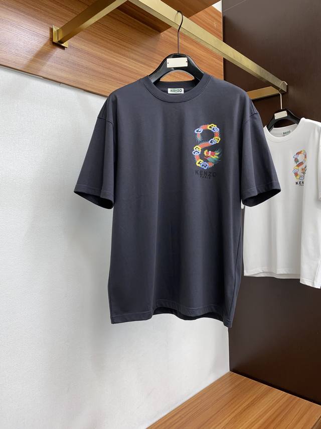 Kenzo 24S夏季全品相圆领短袖t恤，采用280G纯棉面料.胸口年印花对应后幅印花 满满的立体感和高级感.颜色：黑色.白色.蓝色 码数：S-3Xl微扩版型！